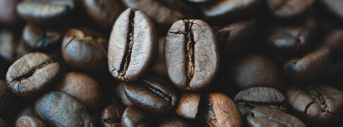 Nahaufnahme von dunkel gerösteten Kaffeebohnen.